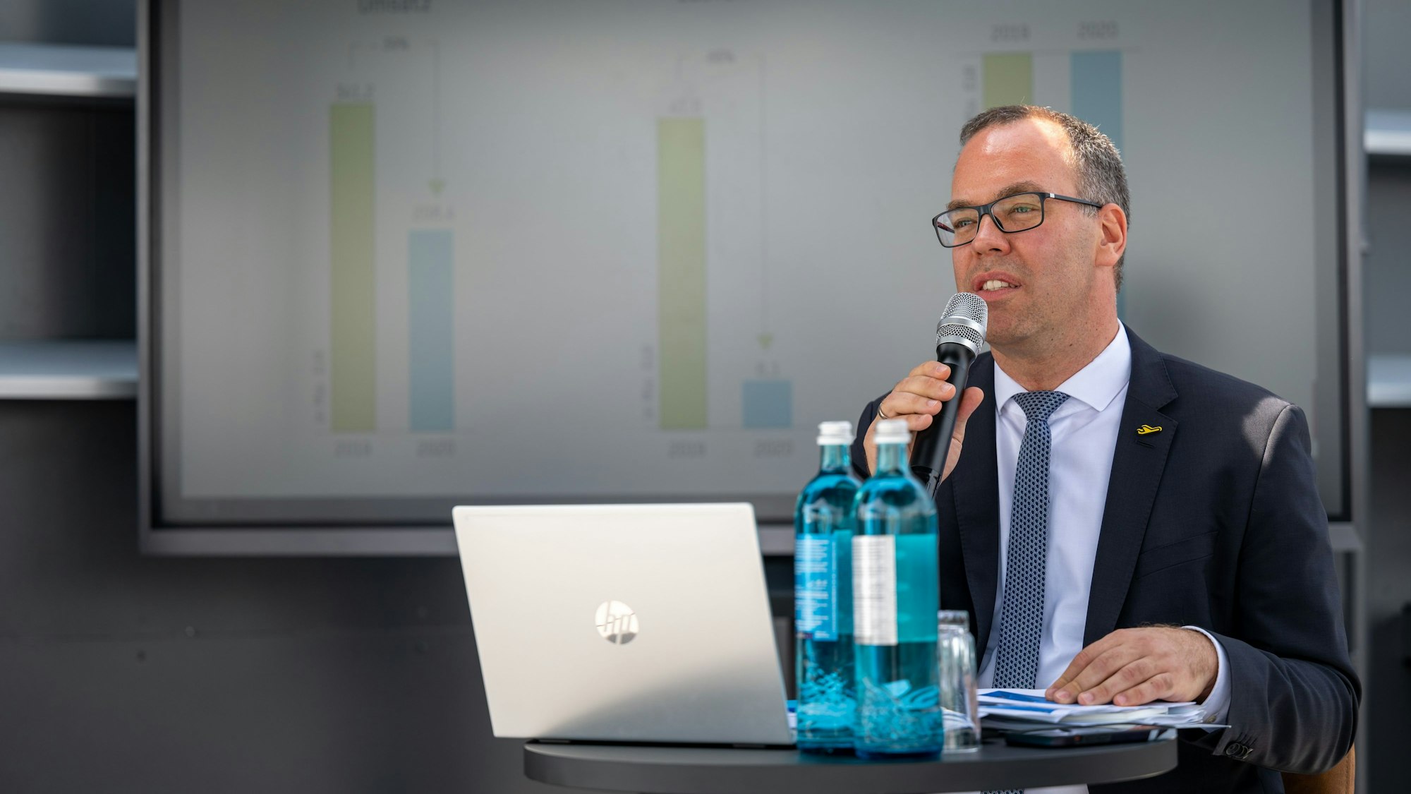 Torsten Schrank spricht auf einer Veranstaltung im Hotel Moxy am Flughafen im Juni 2021. (Archivbild)