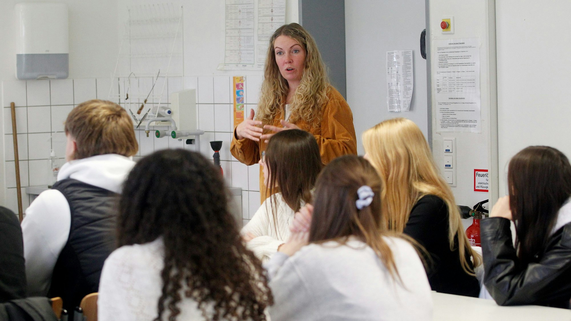 Schüler mit ihrer Lehrerin in einer Klasse.