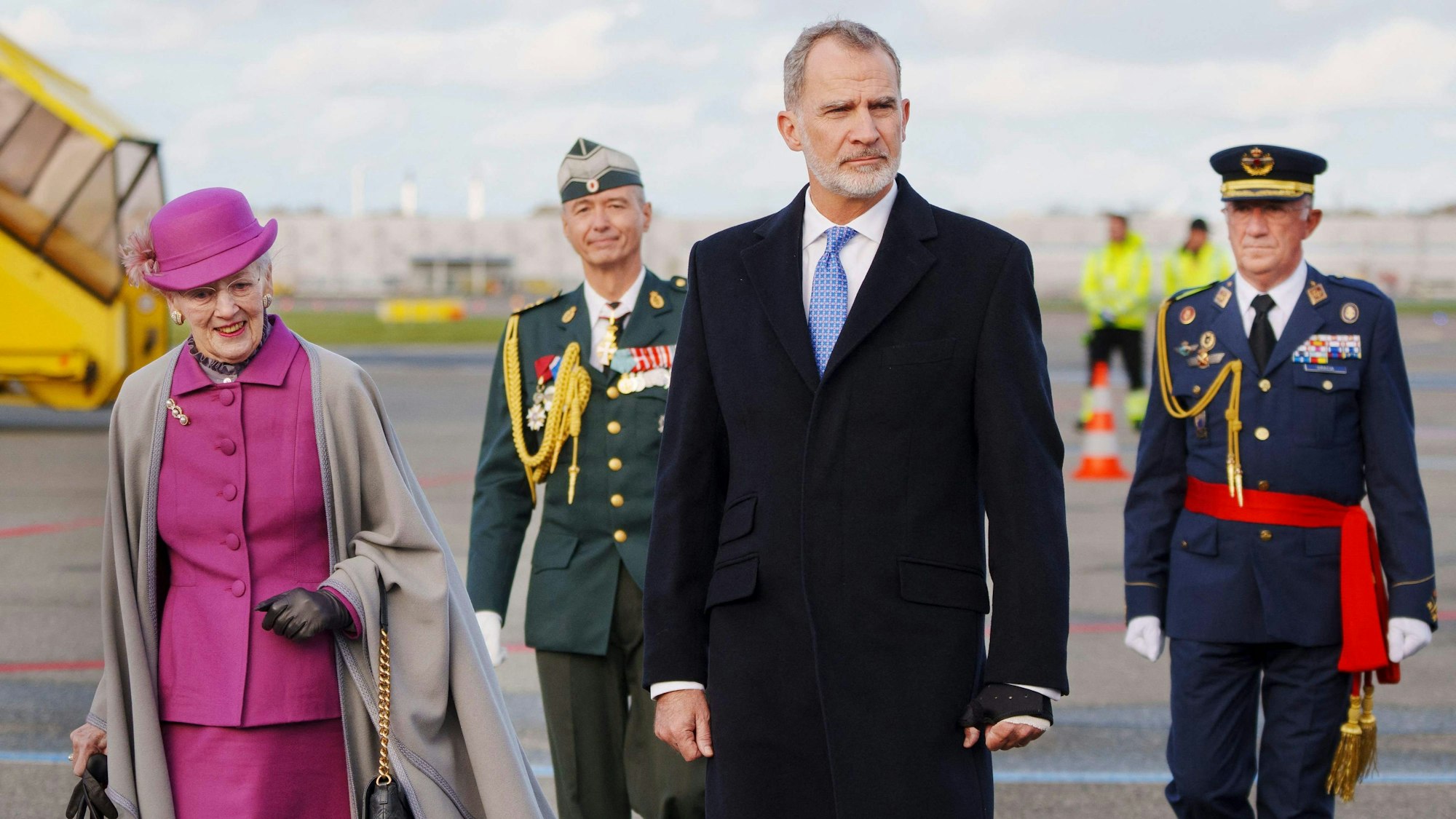 Königin Margrethe II. von Dänemark und König Felipe von Spanien inspizieren die Ehrengarde bei ihrer Ankunft auf dem Flughafen in Kopenhagen.