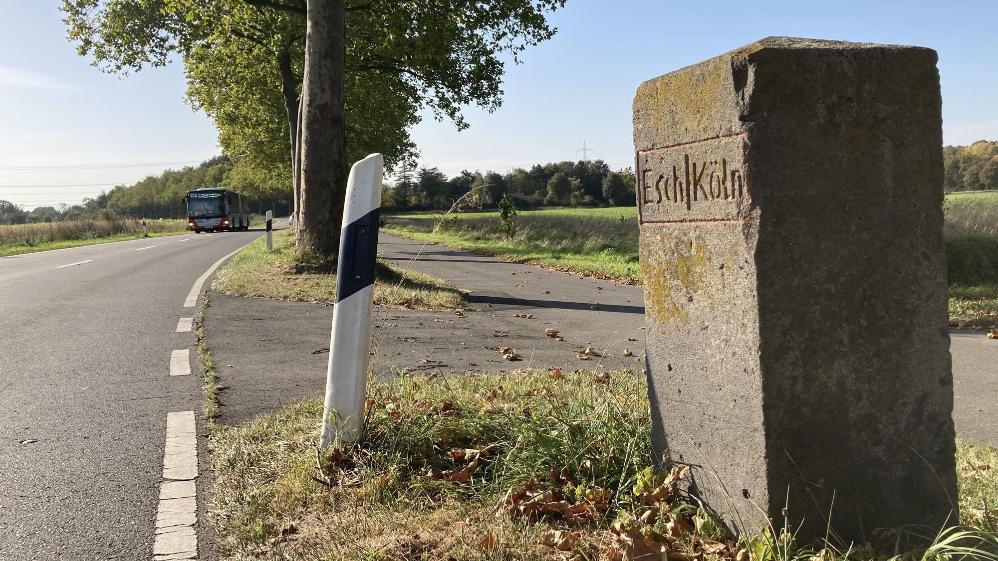 Ein grauer Stein am Straßenrand.