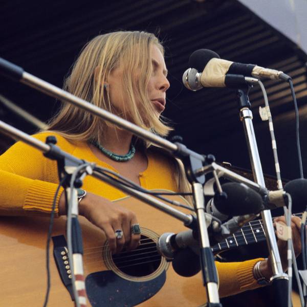 29.08.1970, Großbritannien, Isle of Wight: Joni Mitchell, kanadische Liedermacherin und Sängerin, tritt beim Isle of Wight Festival auf. Mitchell feiert am 07.11.2023 ihren 80. Geburtstag.