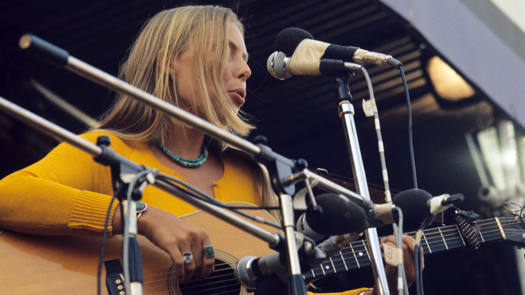 29.08.1970, Großbritannien, Isle of Wight: Joni Mitchell, kanadische Liedermacherin und Sängerin, tritt beim Isle of Wight Festival auf. Mitchell feiert am 07.11.2023 ihren 80. Geburtstag.