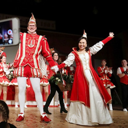 Das neue Prinzenpaar der KG Klääv-Botz Aegidienberg in den Farben Rot und Weiß lässt sich auf der Bühne im Bürgerhaus feiern.