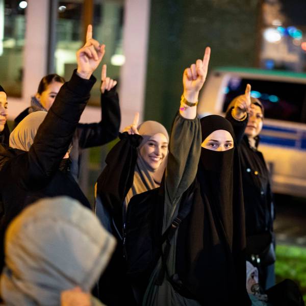 Frauen heben den Zeigefinger ihrer rechten Hand bei der Kundgebung "Gaza unter Beschuss - gemeinsam gegen das Unrecht·. Der ausgestreckte Zeigefinger ist eine Geste, die häufig von Anhängern des Islamismus verwendet wird.