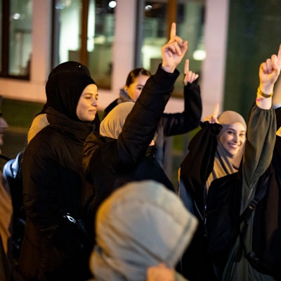 Frauen heben den Zeigefinger ihrer rechten Hand bei der Kundgebung "Gaza unter Beschuss - gemeinsam gegen das Unrecht·. Der ausgestreckte Zeigefinger ist eine Geste, die häufig von Anhängern des Islamismus verwendet wird.