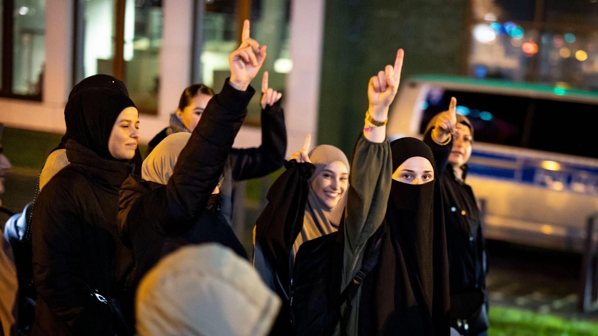 Frauen heben den Zeigefinger ihrer rechten Hand bei der Kundgebung "Gaza unter Beschuss - gemeinsam gegen das Unrecht·. Der ausgestreckte Zeigefinger ist eine Geste, die häufig von Anhängern des Islamismus verwendet wird.