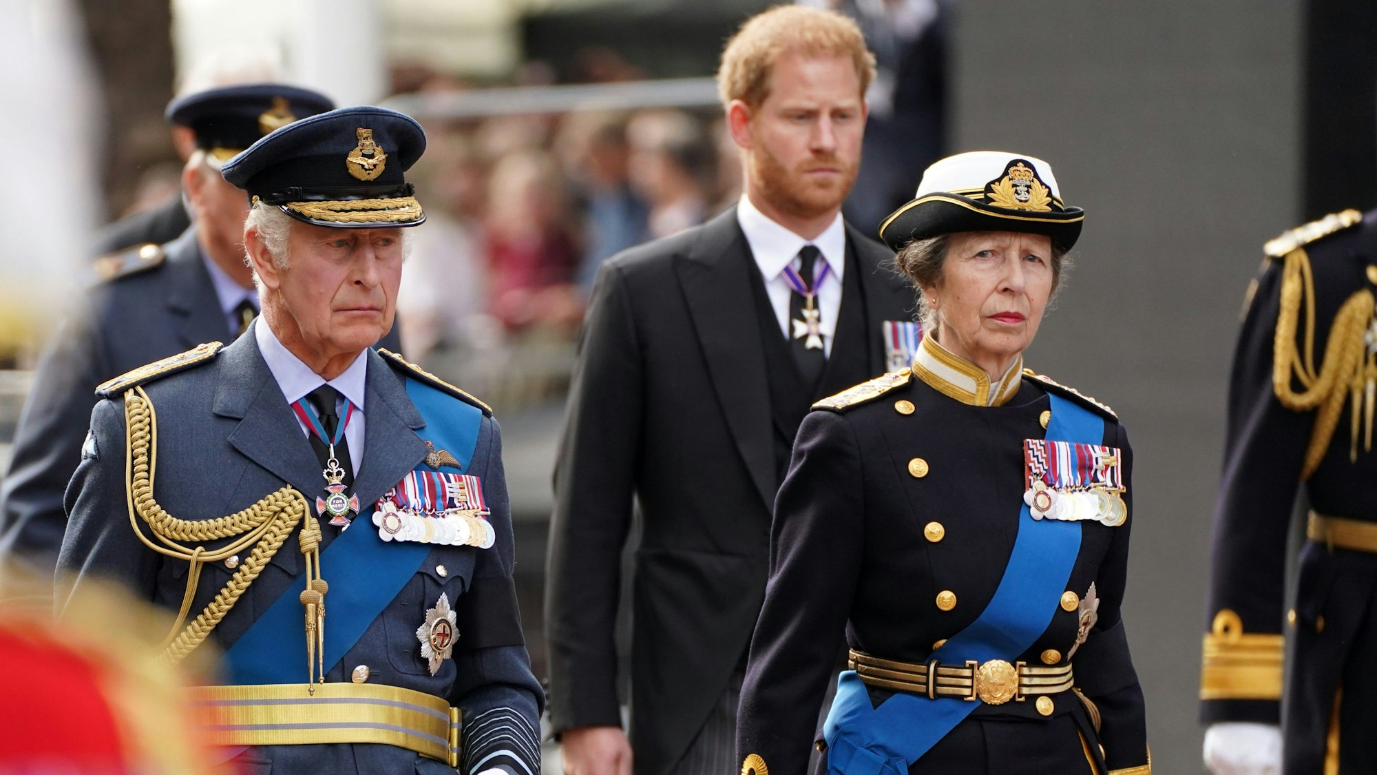 König Charles III. (l-r), Harry, Herzog von Sussex, und Prinzessin Anne folgen dem Sarg von Königin Elizabeth II.