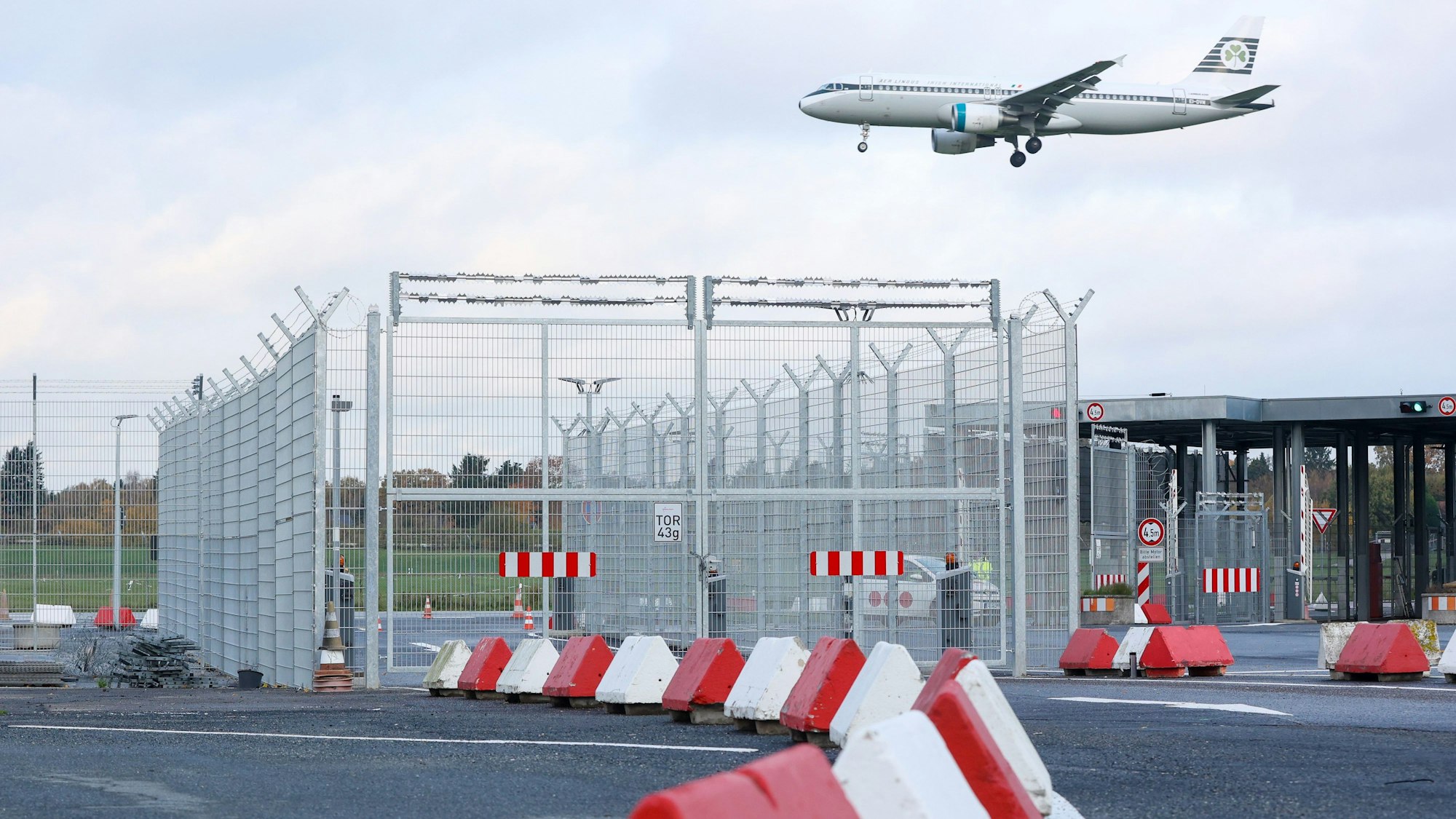Der Geiselnehmer brach durch das Sicherheitstor am Hamburger Flughafen.