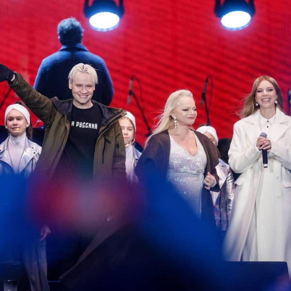 Shaman (M.) zusammen mit anderen russischen „Z-Pop“-Stars am Samstagabend auf der Bühne in St. Petersburg. Die Künstler liefern, was der Kreml hören will.