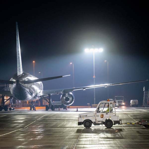 10.02.2023, Köln: Gepäckabfertigung. Am Flughafen Köln-Bonn darf auch nachts gestartet und gelandet werden.