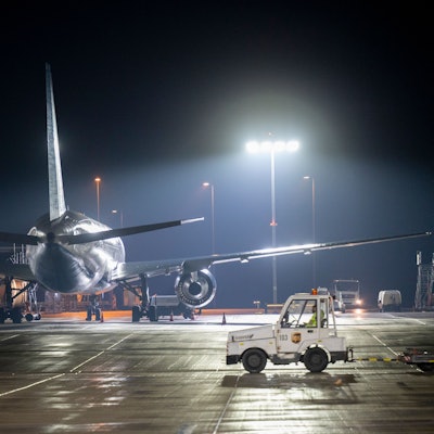 10.02.2023, Köln: Gepäckabfertigung. Am Flughafen Köln-Bonn darf auch nachts gestartet und gelandet werden.