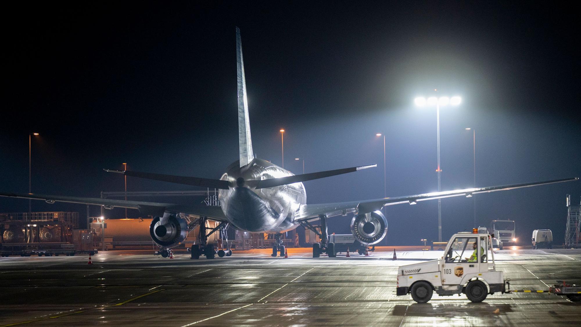 10.02.2023, Köln: Gepäckabfertigung. Am Flughafen Köln-Bonn darf auch nachts gestartet und gelandet werden.