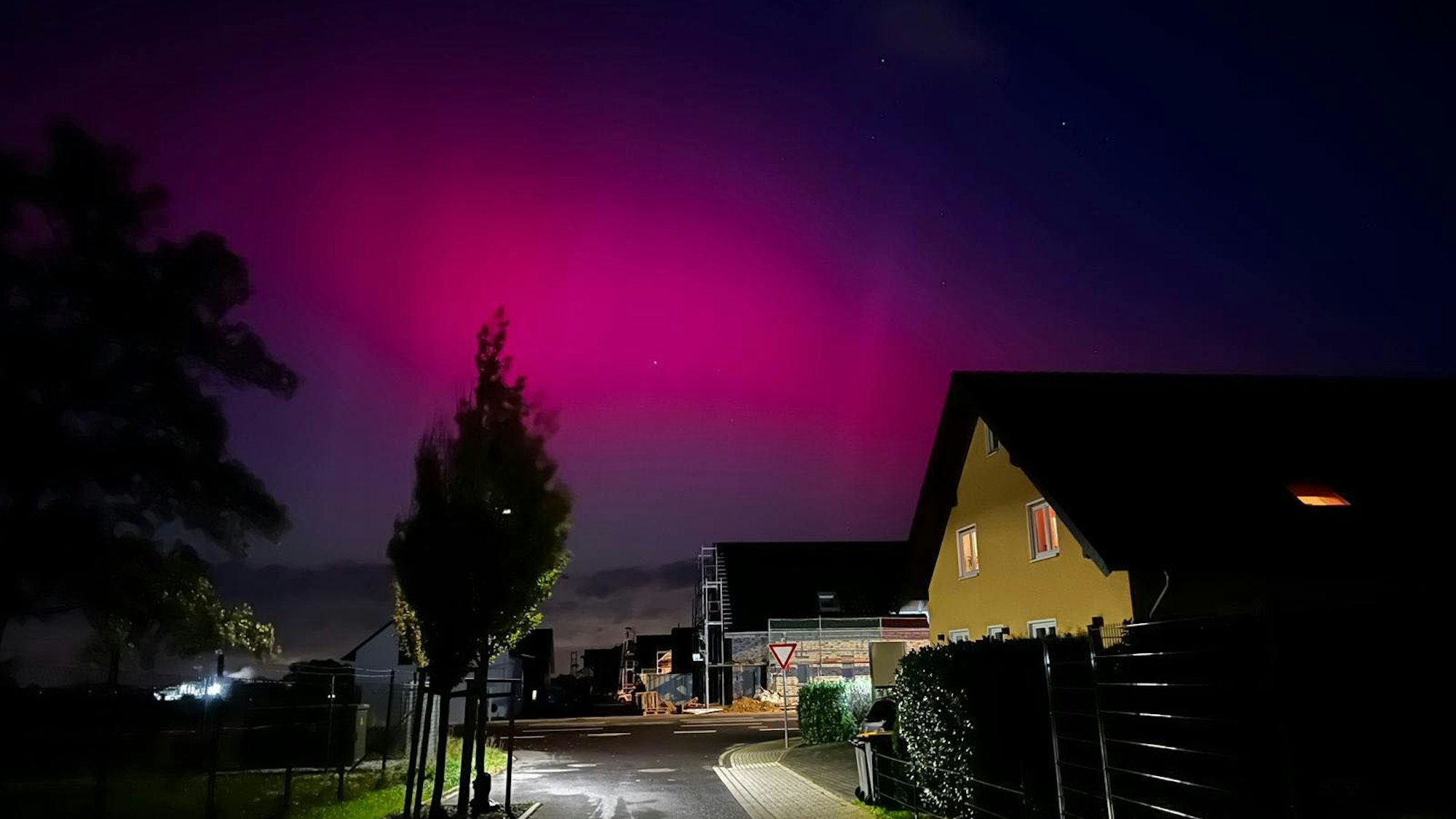 Polarlichter in Zülpich: Das Bild ist um 18:15 Uhr von der Straße „auf dem Äckerchen“ in 53909 Zülpich Schwerfen entstanden. Zur Verfügung gestellt von Facebook-Userin Elena Meier