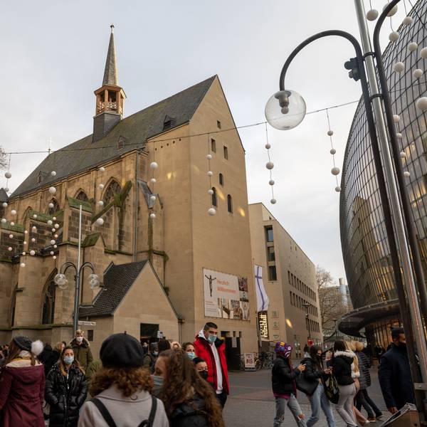 Die evangelischen Antoniterkirche in der Kölner Schildergasse steht unmittelbar neben dem "Weltstadthaus" von Peek & Cloppenburg.