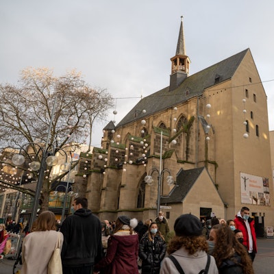 Die evangelischen Antoniterkirche in der Kölner Schildergasse steht unmittelbar neben dem "Weltstadthaus" von Peek & Cloppenburg.