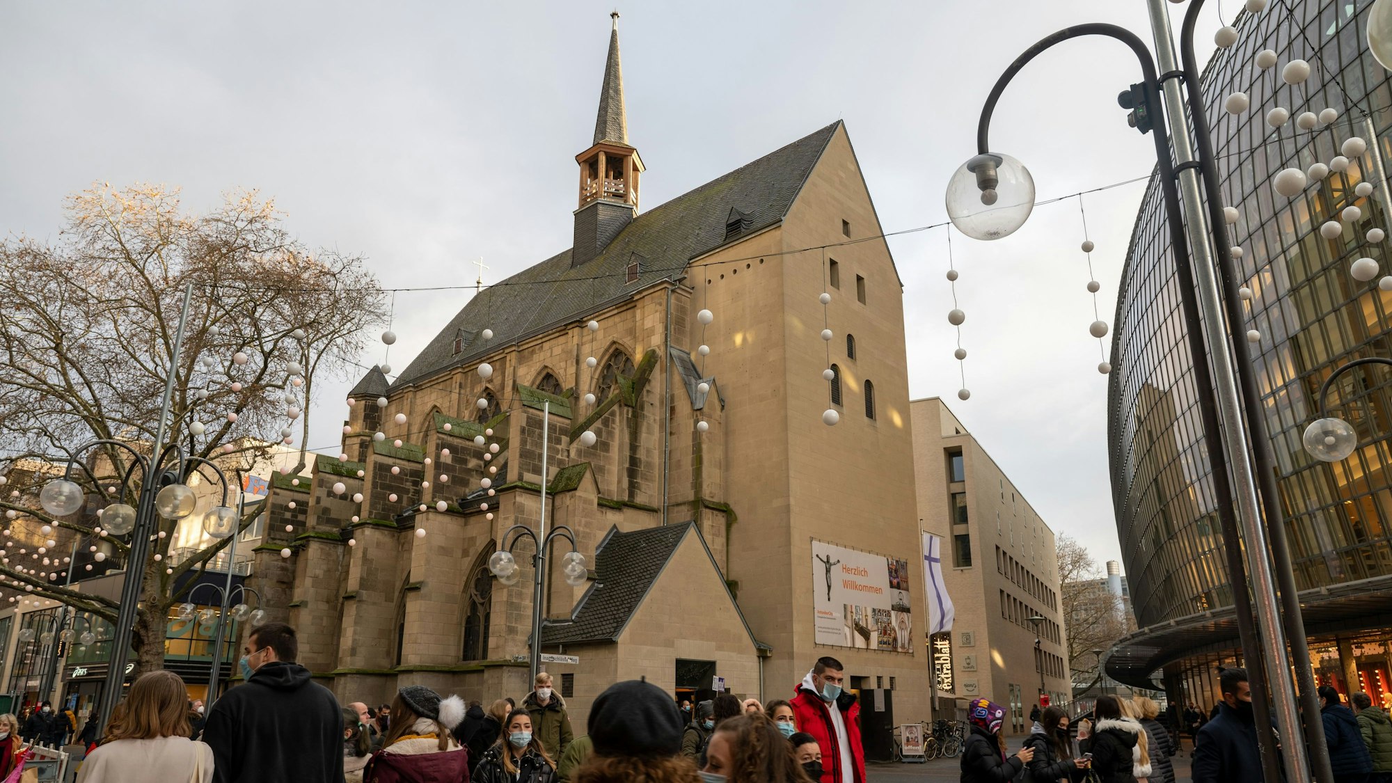 Die evangelischen Antoniterkirche in der Kölner Schildergasse steht unmittelbar neben dem "Weltstadthaus" von Peek & Cloppenburg.