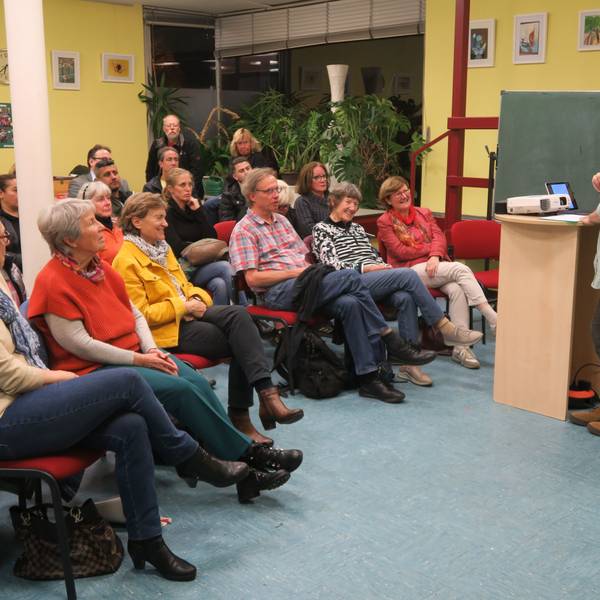 Zu der Versammlung mit Martin Süsterhenn (rechts) kamen rund 60 Interessierte.
