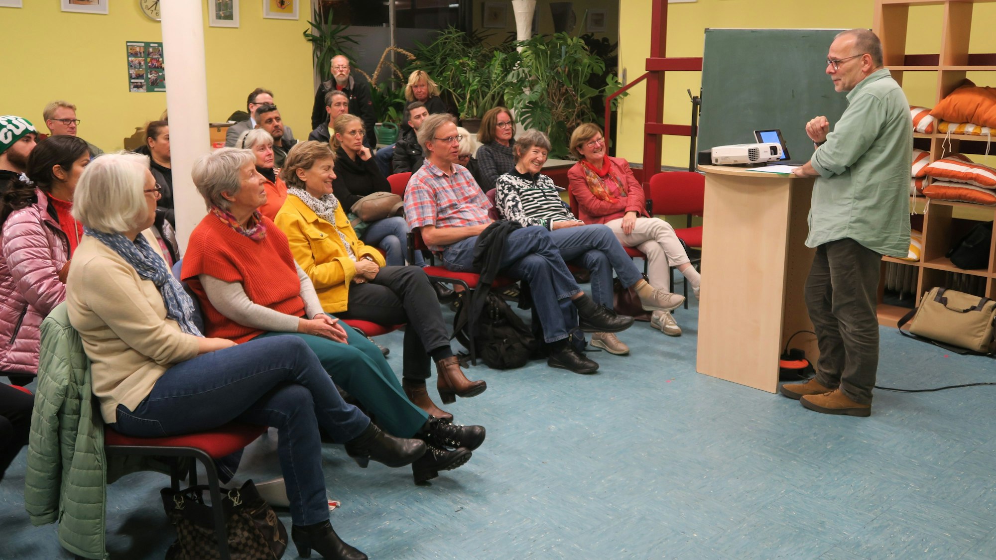 Zu der Versammlung mit Martin Süsterhenn (rechts) kamen rund 60 Interessierte.