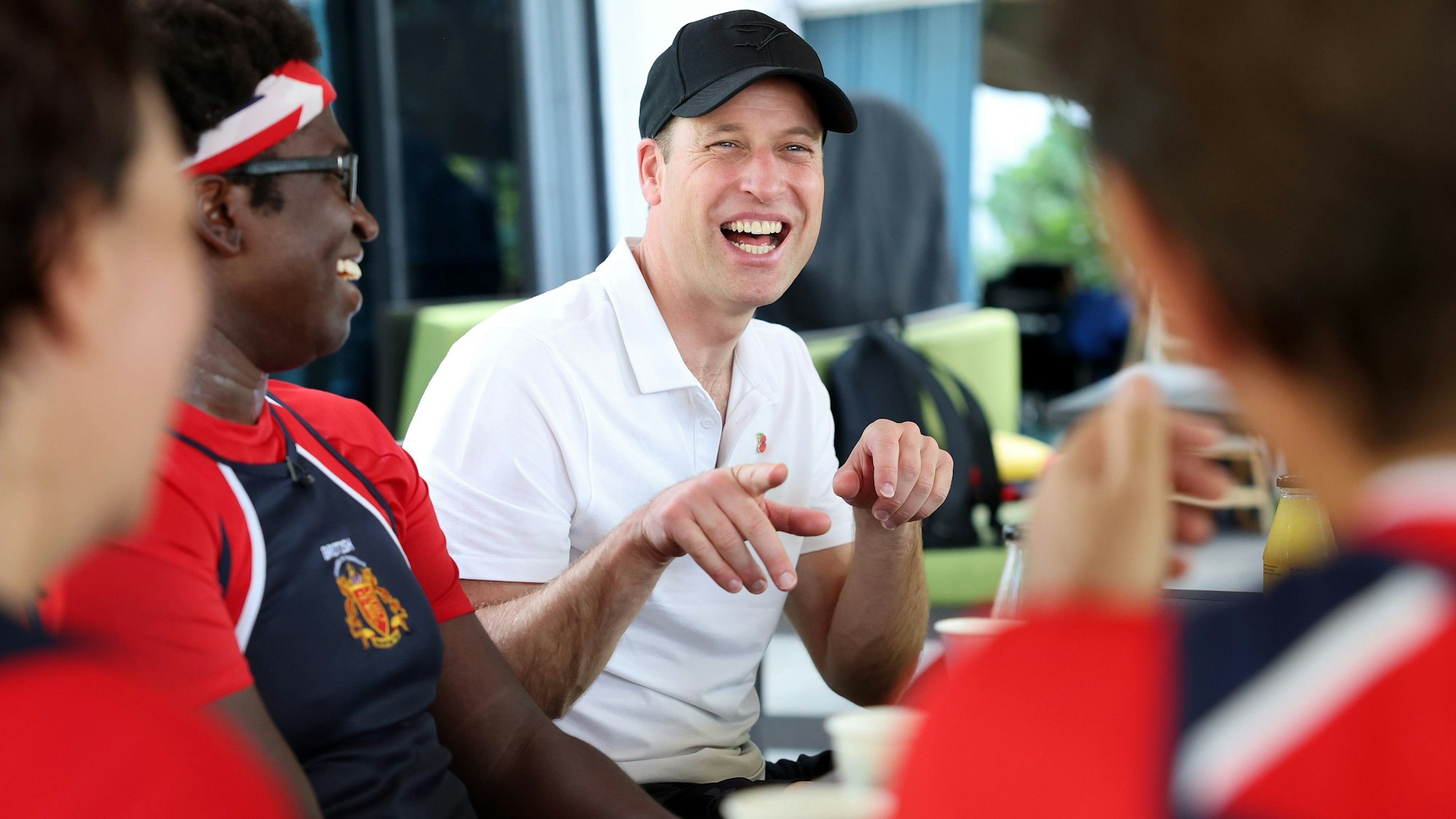 Prinz William von Großbritannien unterhält sich gut gelaunt mit Mitgliedern des Drachenbootclubs British Dragons am Kallang River in Singapur vor der dritten jährlichen Earthshot-Preisverleihung am 7. November.