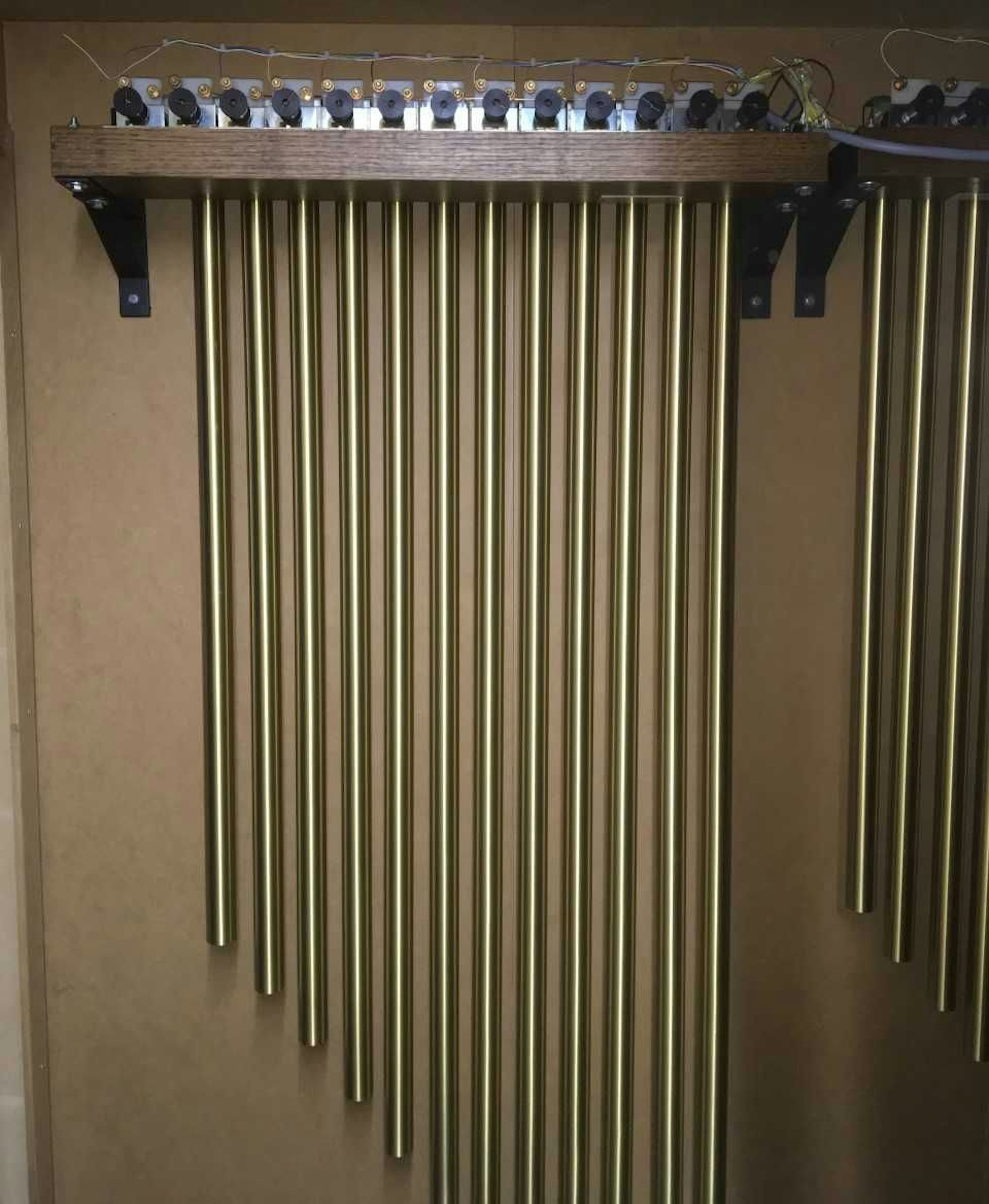 Die Orgel in der Antoniterkirche wurde um ein Röhrenglockenspiel ergänzt.