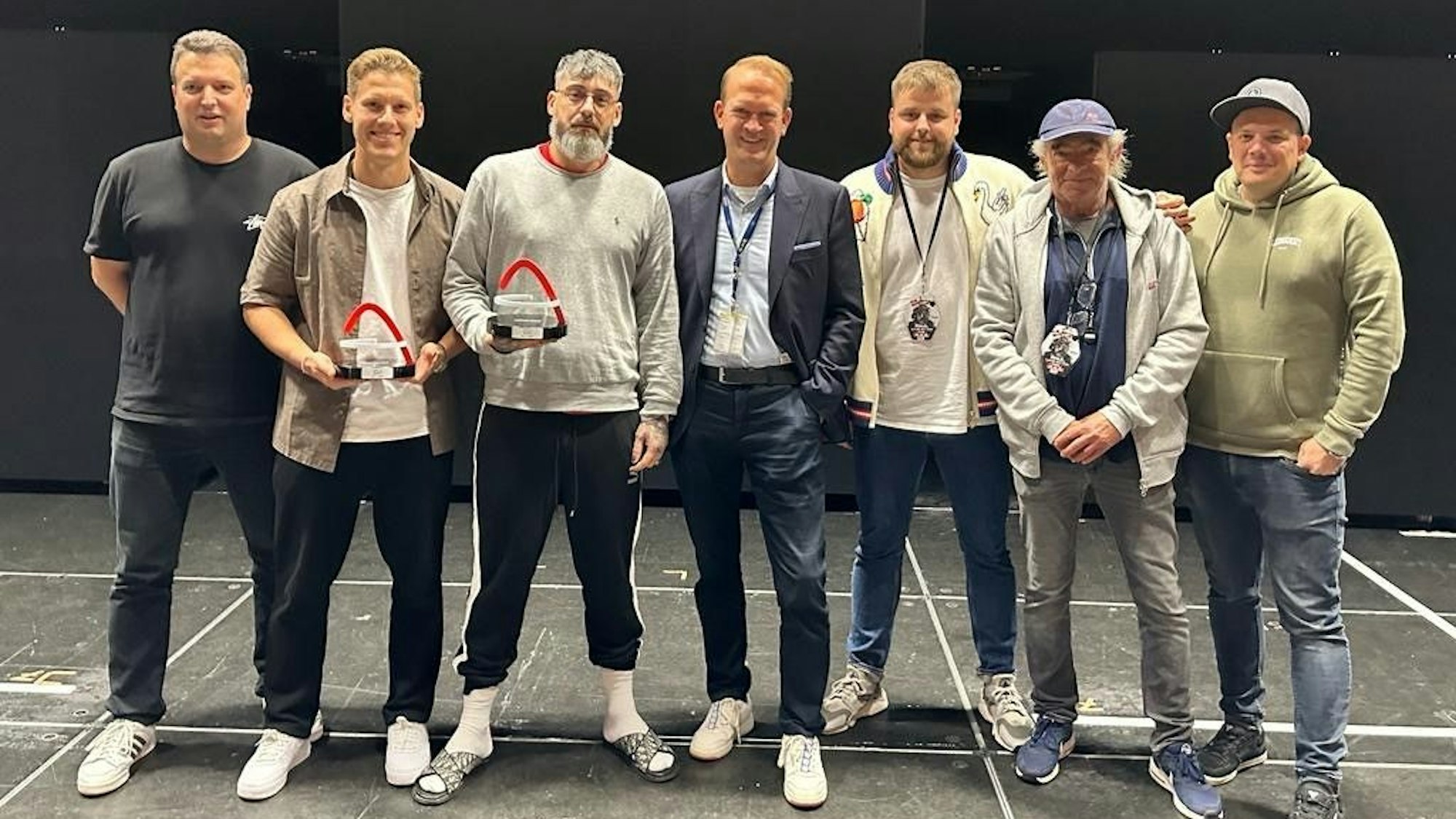 Sido neben Arena-Chef Stefan Löcher (M.).