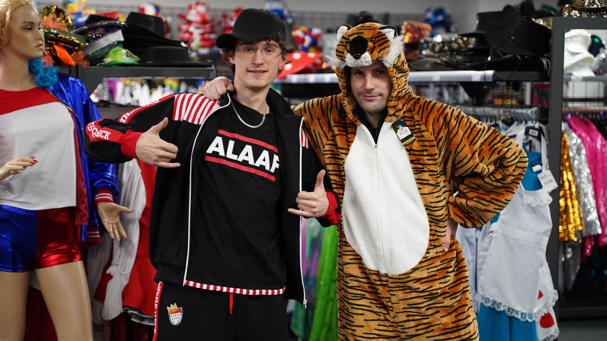 Beliebte Klassiker: Marcel Hoff (r.) in einem Tier-Overall, Mika Schiefer in einem kölschen Trainingsanzug.