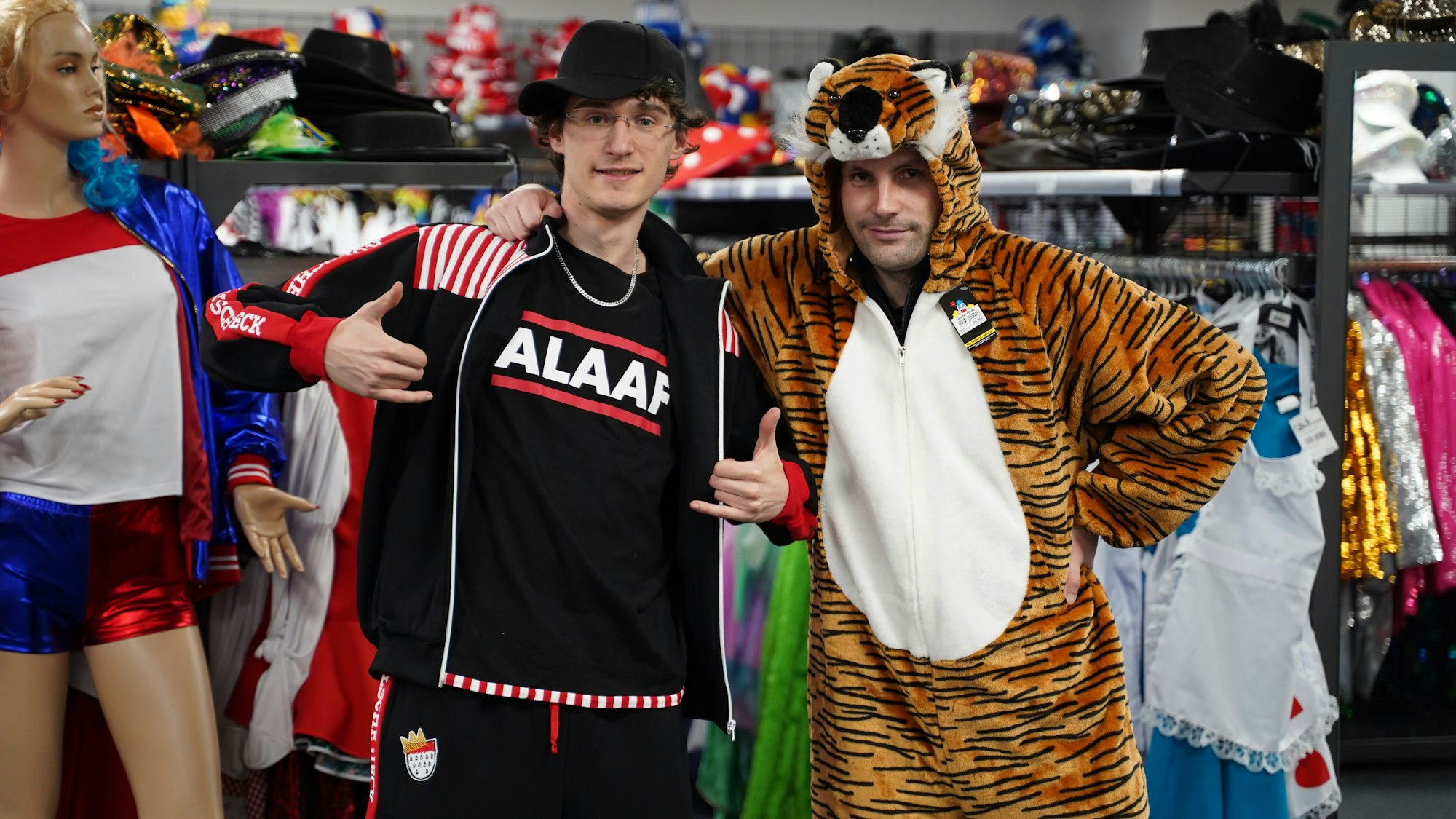 Beliebte Klassiker: Marcel Hoff (r.) in einem Tier-Overall, Mika Schiefer in einem kölschen Trainingsanzug.