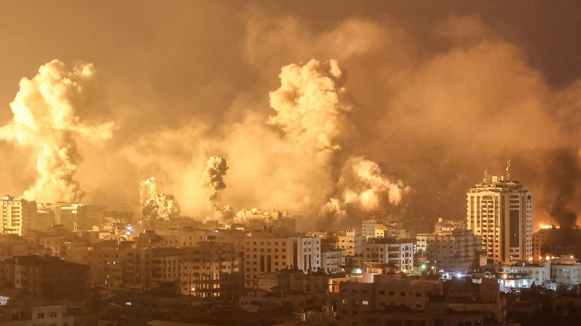 Israel bombardiert weiterhin den Gazastreifen, während die Kämpfe mit der islamistischen Hamas weitergehen. Ein israelischer Minister sprach nun über die Möglichkeit eines israelischen Atomschlags.