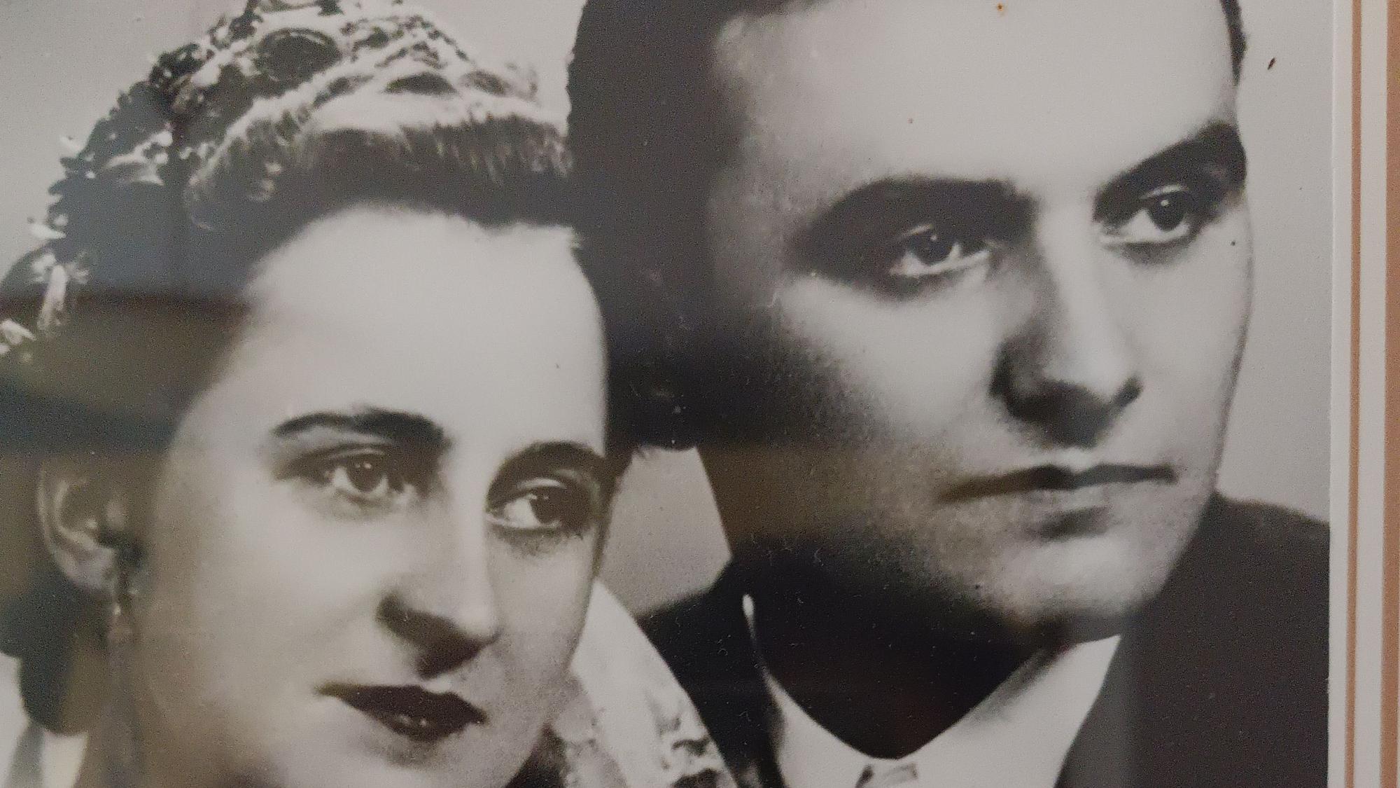 Eine alte Schwarz-Weiß-Fotografie zeigt ein junges Paar.