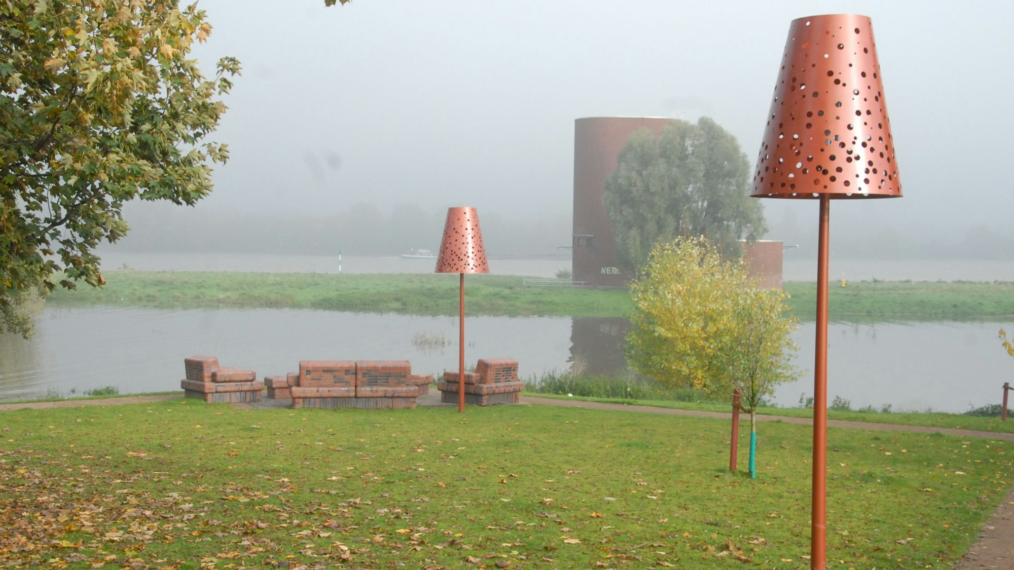 Das „Wohnzimmer“ im Worringer Mündungspark ist ein Kunstwerk aus Stahl und Steinen.