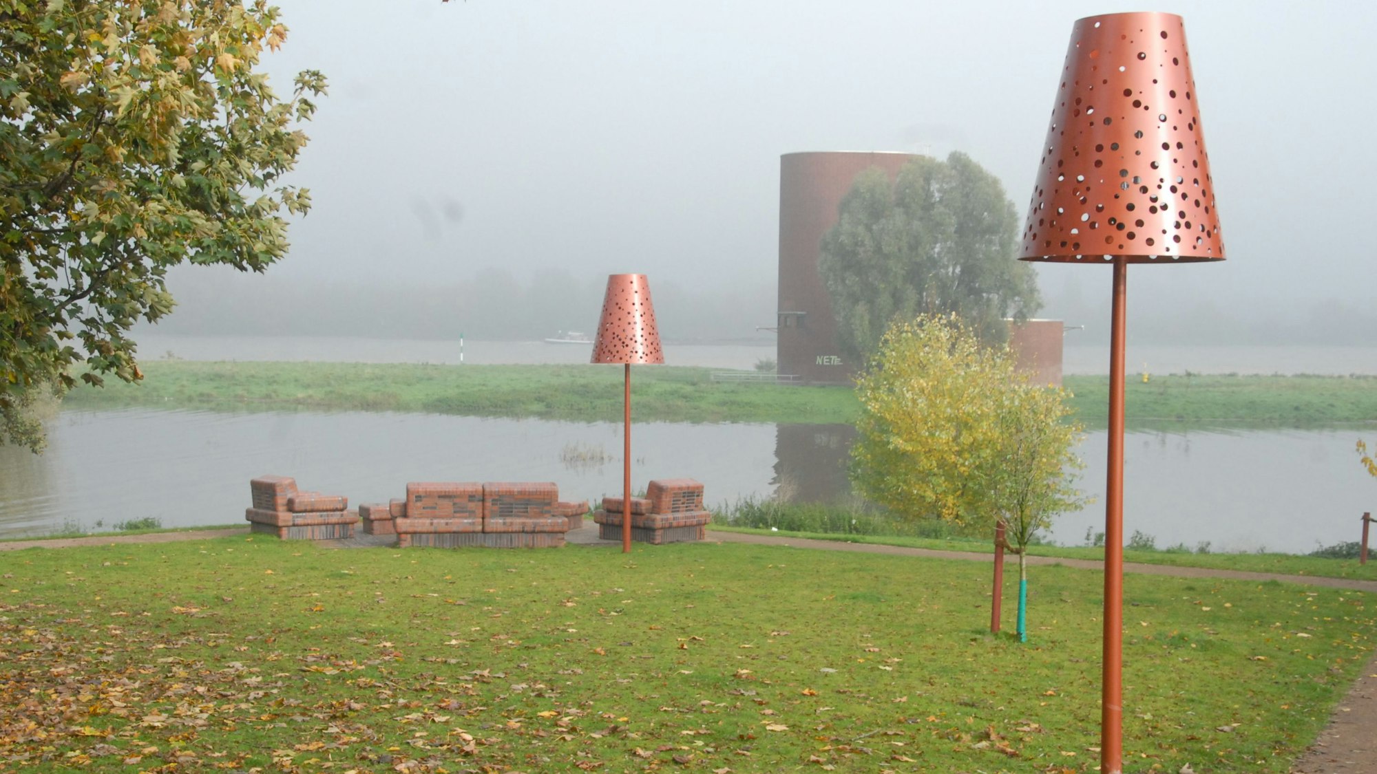 Das „Wohnzimmer“ im Worringer Mündungspark ist ein Kunstwerk aus Stahl und Steinen.