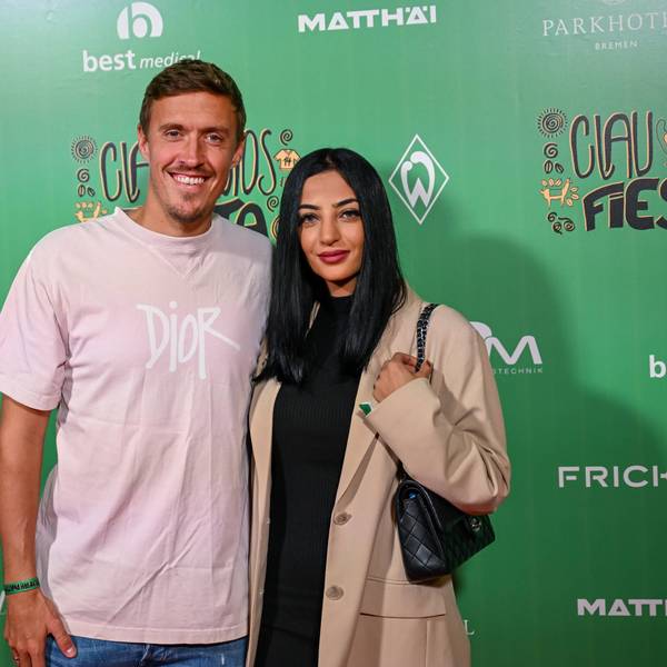 Fußball-Profi Max Kruse mit Ehefrau Dilara auf einem roten Teppich in Bremen.