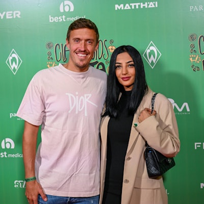 Fußball-Profi Max Kruse mit Ehefrau Dilara auf einem roten Teppich in Bremen.