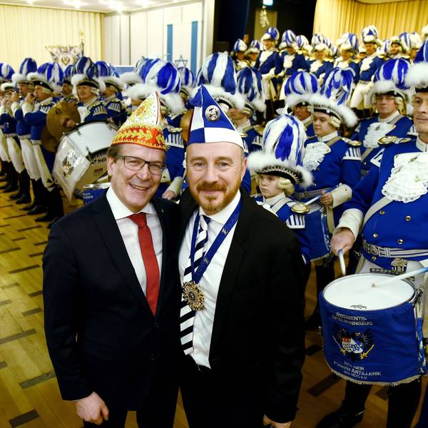 Festkomitee-Präsident Christoph Kuckelkorn mit Aaron Knappstein von den Kölschen Kippa Köpp in der Synagoge, im Hintergrund ein Trommlerkorps von Karnevaliste.