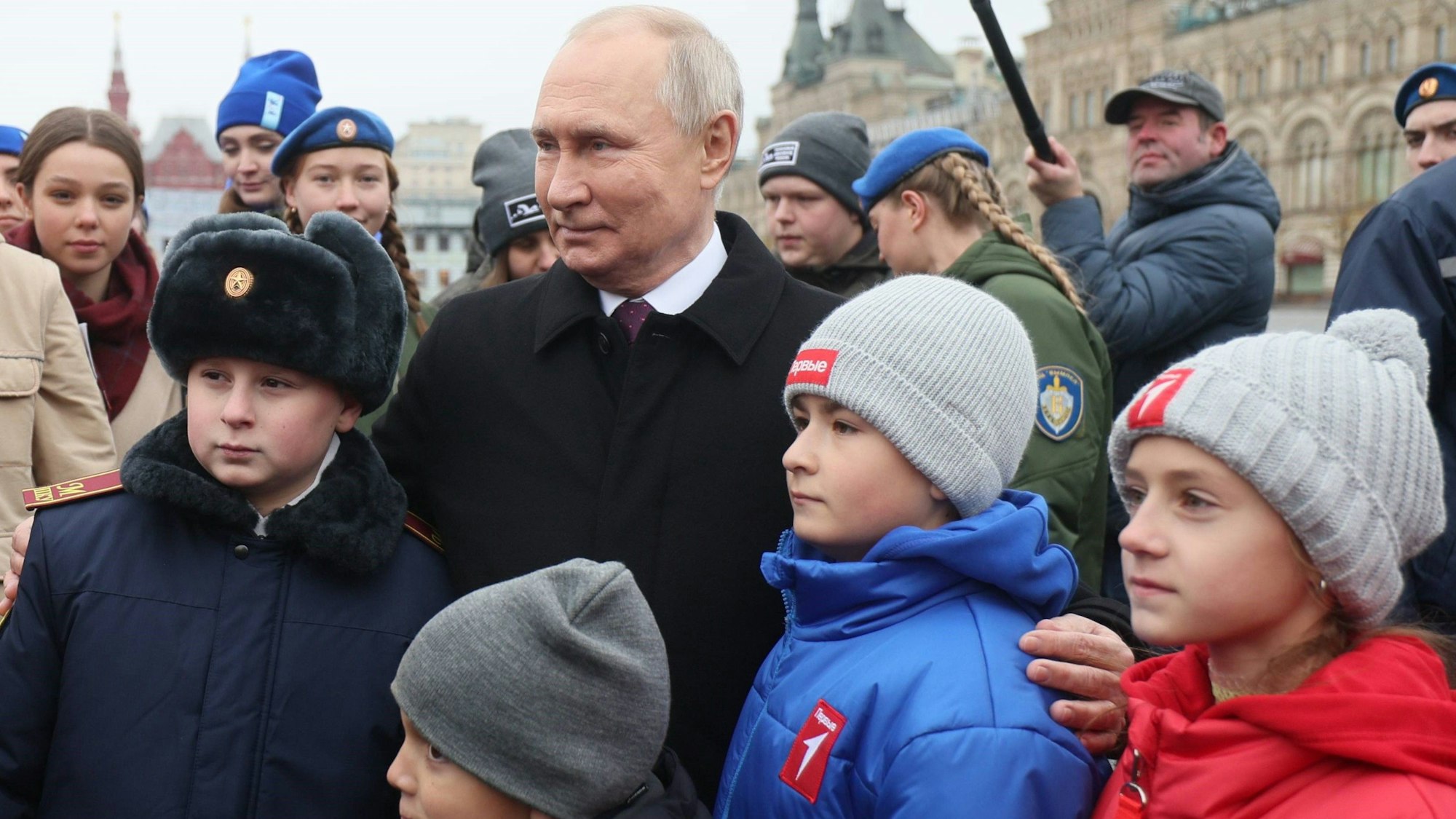 Kremlchef Wladimir Putin trifft Kinder von in der Ukraine gefallenen Soldaten. Eines der Kinder fragte, ob Putin wirklich Putin sei. In Russland gibt es immer wieder Doppelgänger-Gerüchte um den Präsidenten.