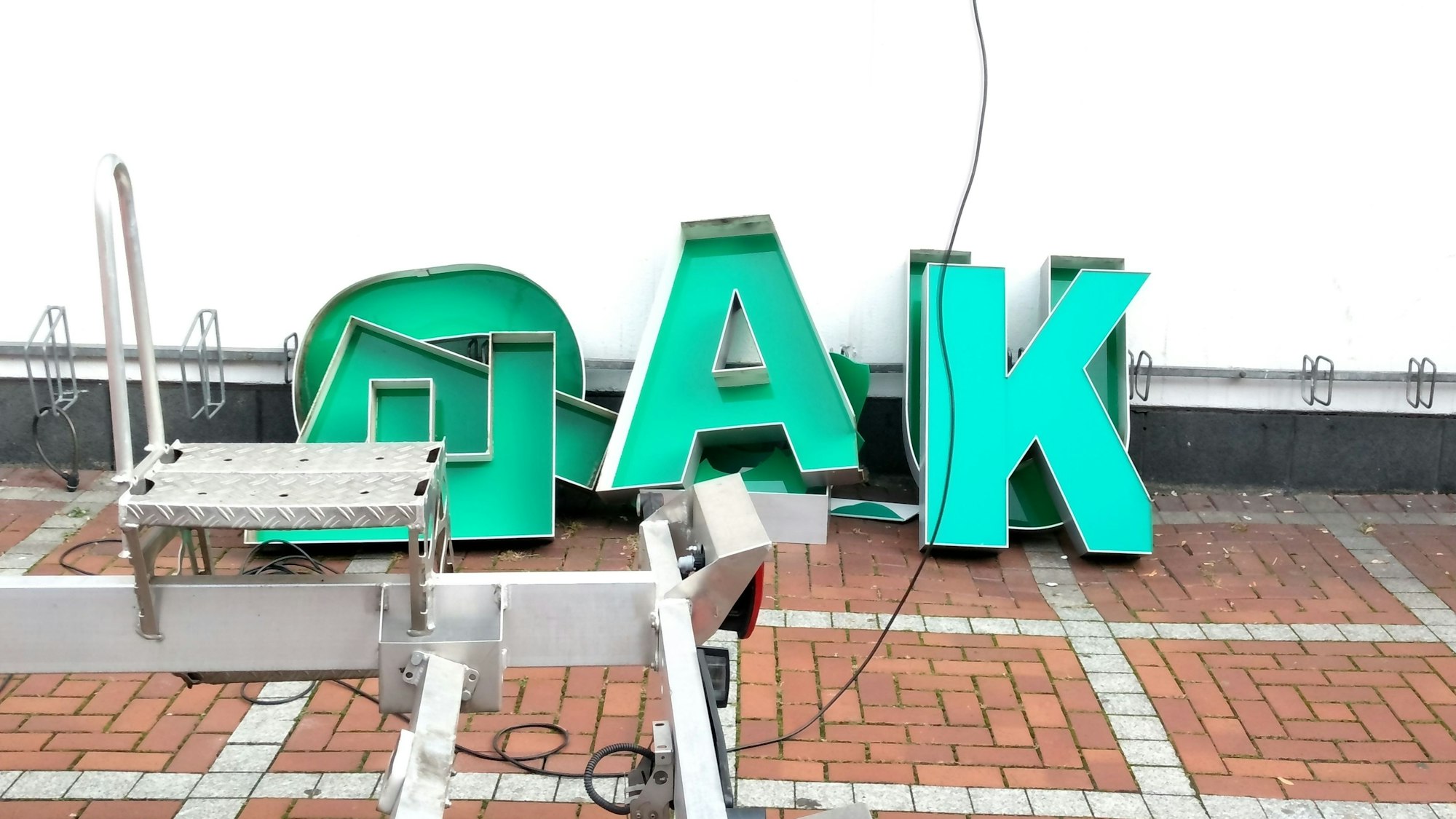 Bereits abmontierte Buchstaben des Kaufhof-Schriftzuges lehnen an der Wand der Filiale.