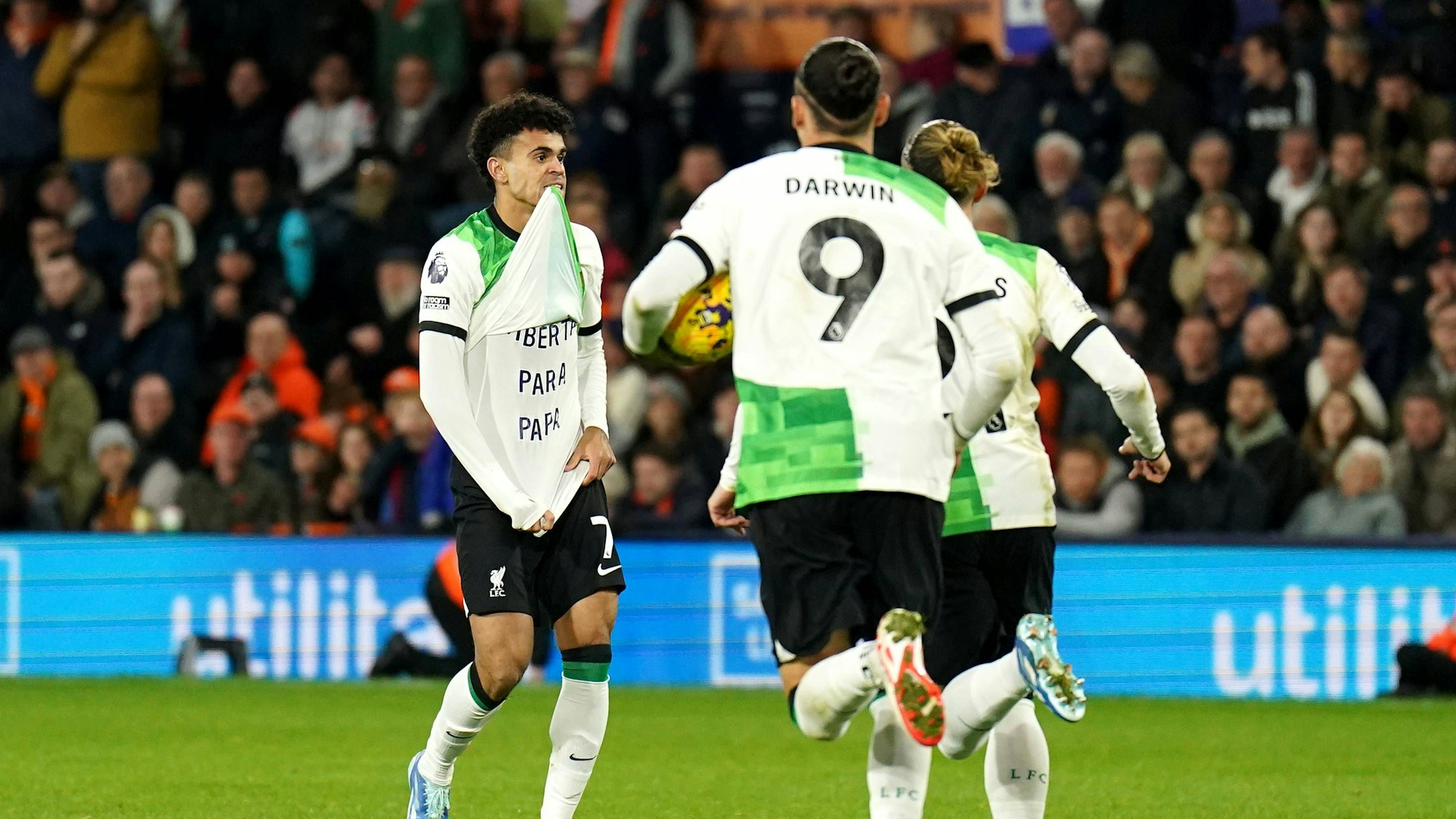 Liverpools Luis Diaz zeigt setzt nach seinem späten Ausgleichstreffer gegen Luton eine Botschaft ab.