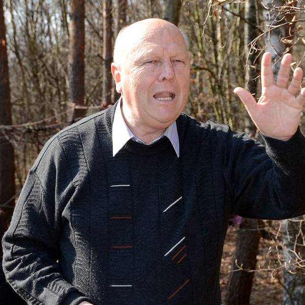 Das Bild zeigt Professor Wolfgang Schumacher bei einem Vortrag in einem Wald.