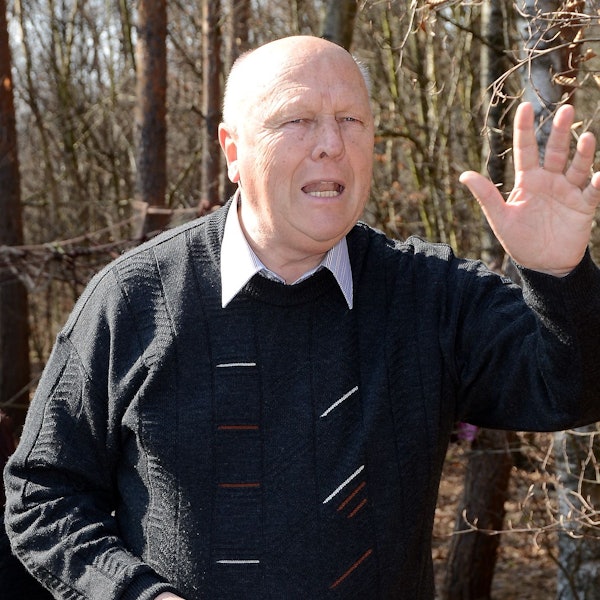 Das Bild zeigt Professor Wolfgang Schumacher bei einem Vortrag in einem Wald.