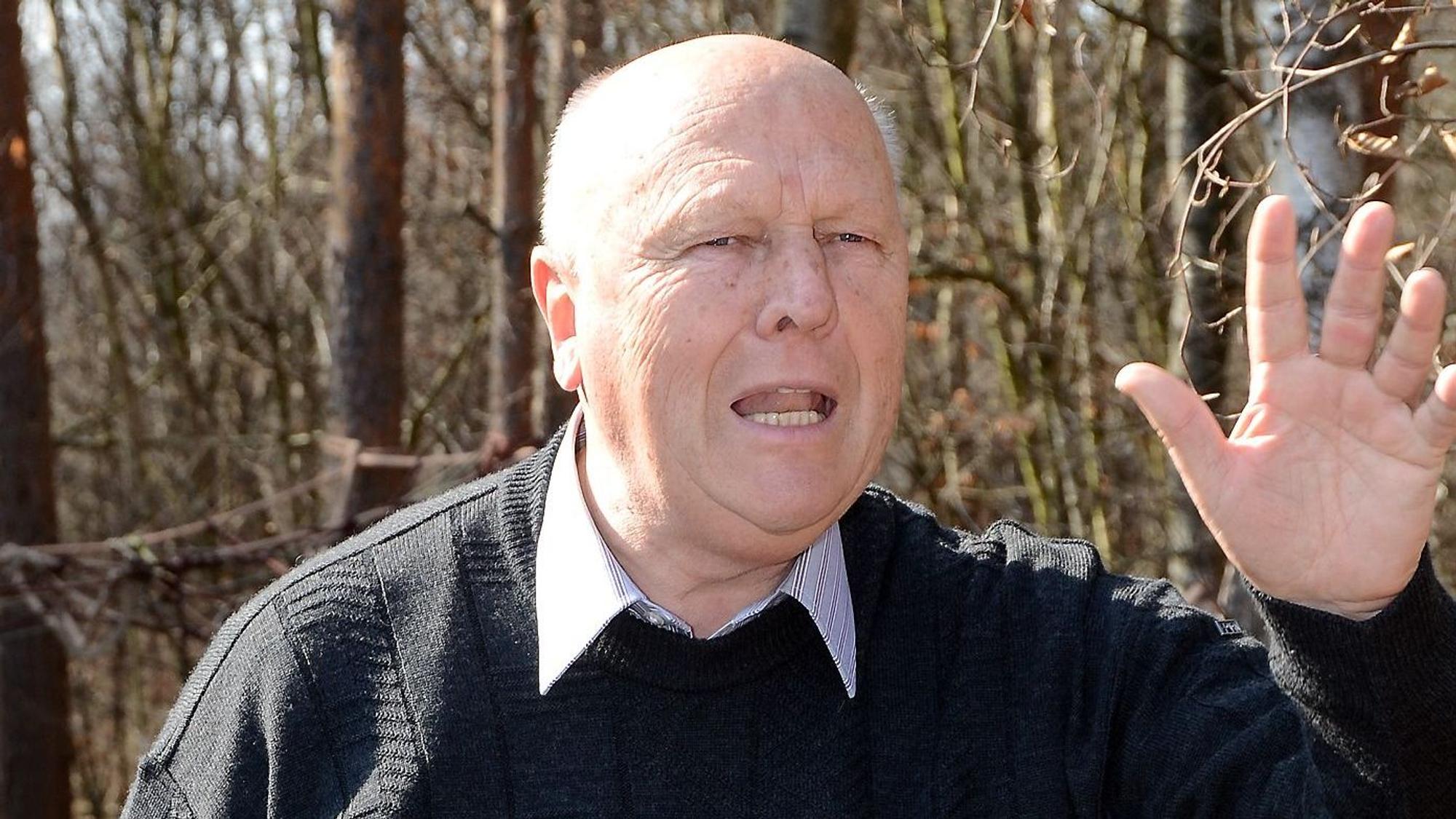 Das Bild zeigt Professor Wolfgang Schumacher bei einem Vortrag in einem Wald.