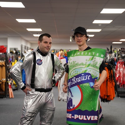 Marcel Hoff (l.) in einem Weltraum-Overall in Metallic-Optik und Mika Schiefer als Ahoj-Brause.