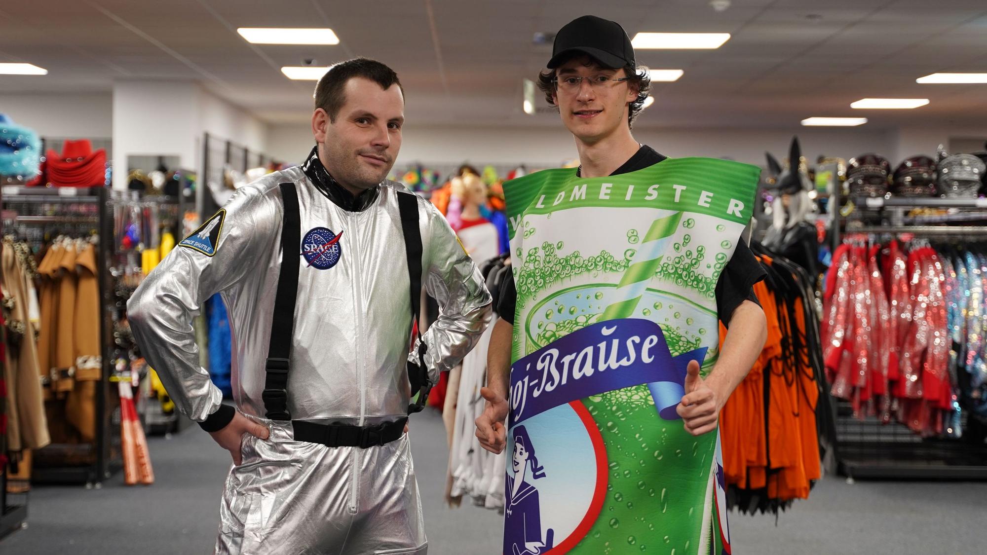 Marcel Hoff (l.) in einem Weltraum-Overall in Metallic-Optik und Mika Schiefer als Ahoj-Brause.
