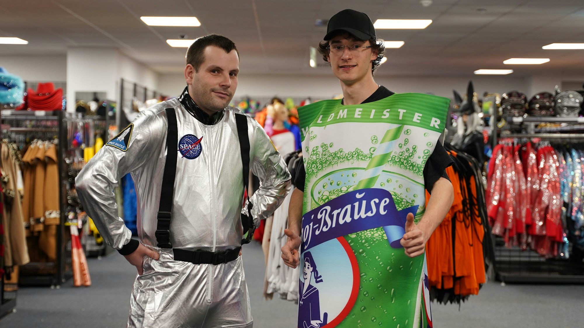 Marcel Hoff (l.) in einem Weltraum-Overall in Metallic-Optik und Mika Schiefer als Ahoj-Brause.