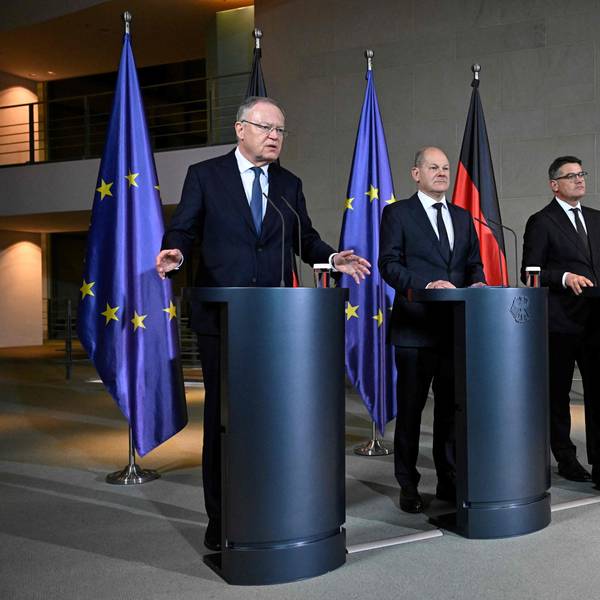 Bundeskanzler Olaf Scholz (SPD, m.) gibt nach Beratungen bei der Ministerpräsidentenkonferenz am Montagabend ein erstes Pressestatement ab. Ihn begleiten Stephan Weil (SPD), Ministerpräsident von Niedersachsen, und Hessens Ministerpräsident, Boris Rhein (CDU).