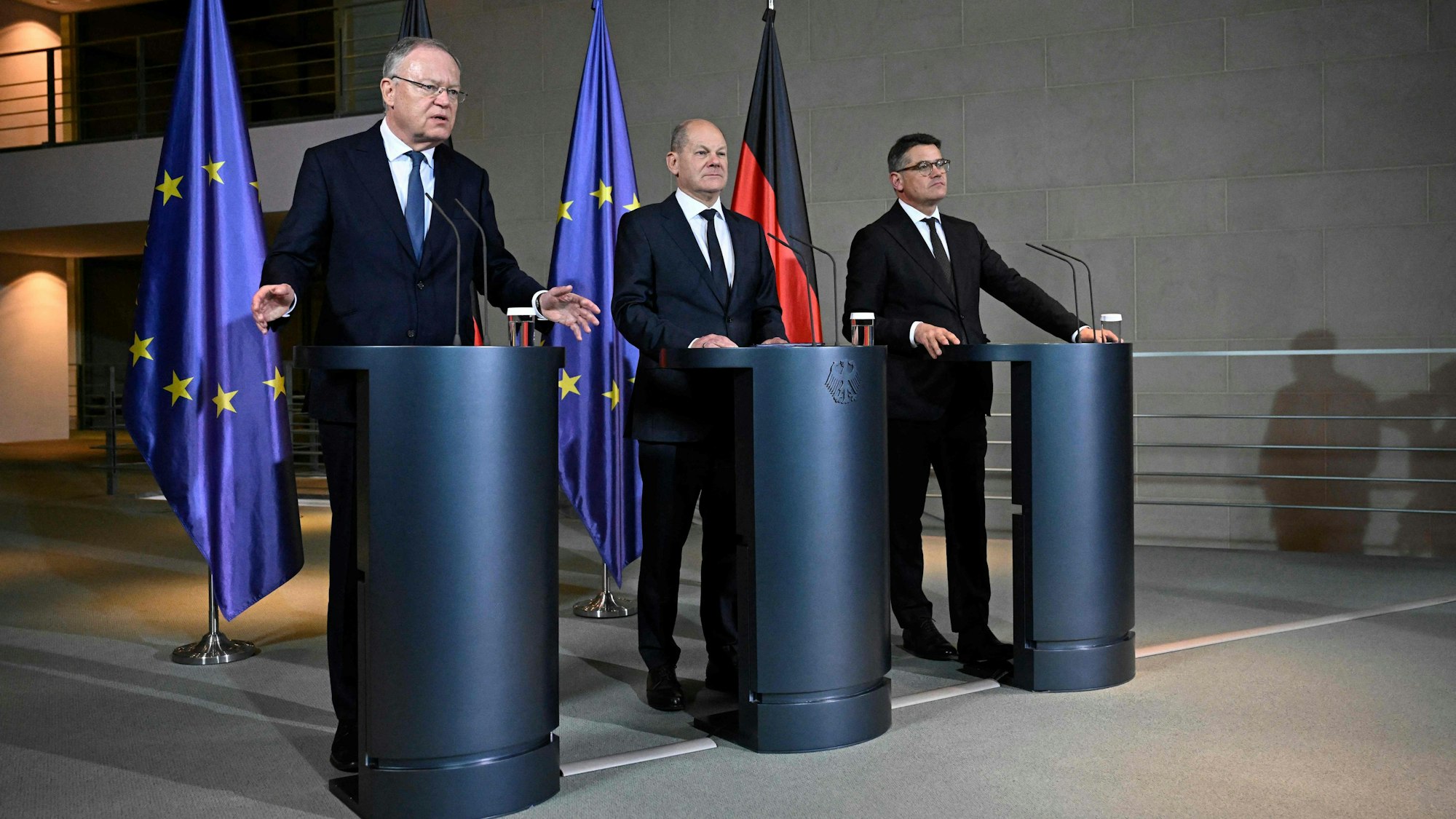 Bundeskanzler Olaf Scholz (SPD, m.) gibt nach Beratungen bei der Ministerpräsidentenkonferenz am Montagabend ein erstes Pressestatement ab. Ihn begleiten Stephan Weil (SPD), Ministerpräsident von Niedersachsen, und Hessens Ministerpräsident, Boris Rhein (CDU).