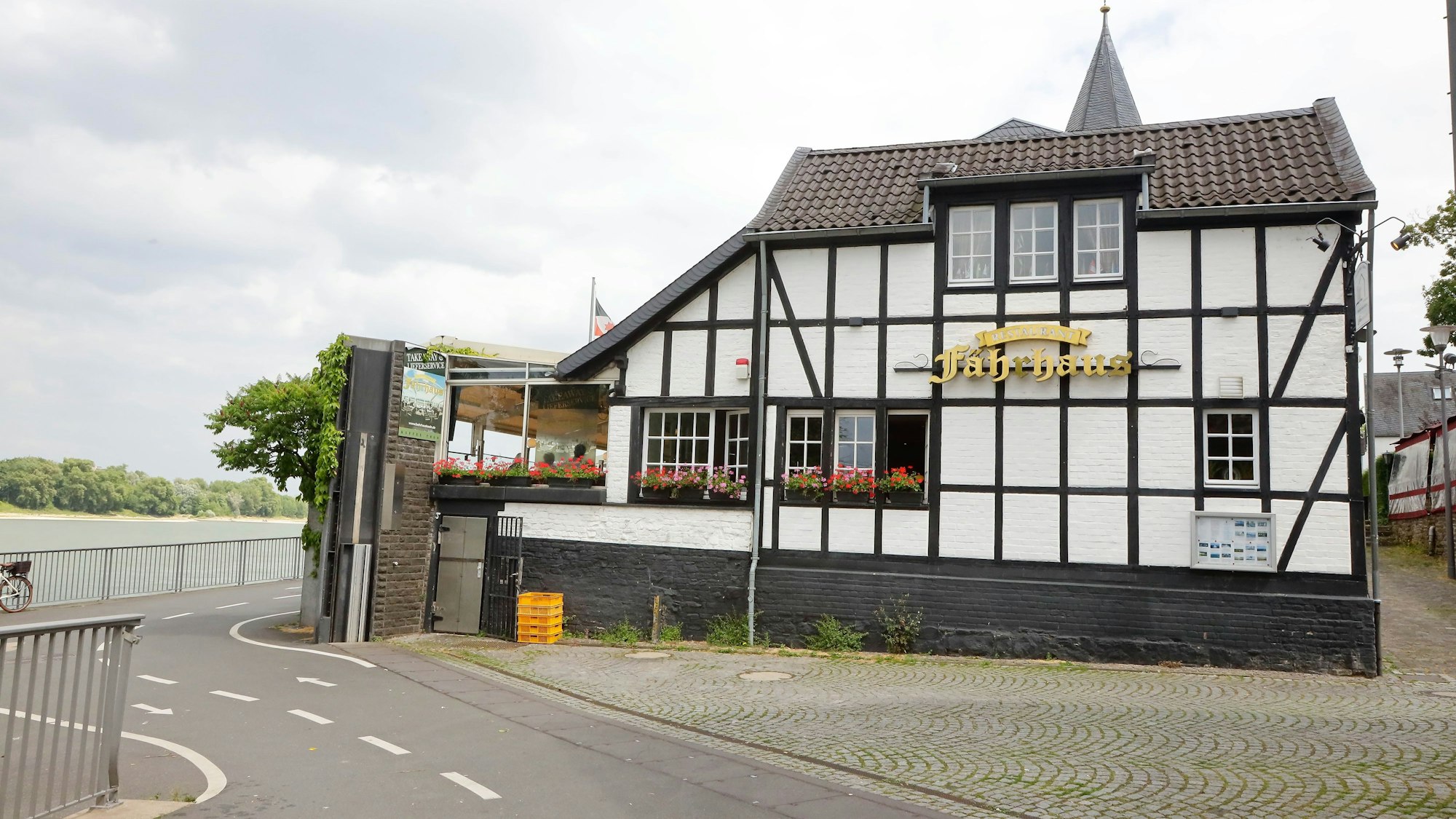 Das Fachwerkhaus gleich am Rhein mit Restaurant Fährhaus.