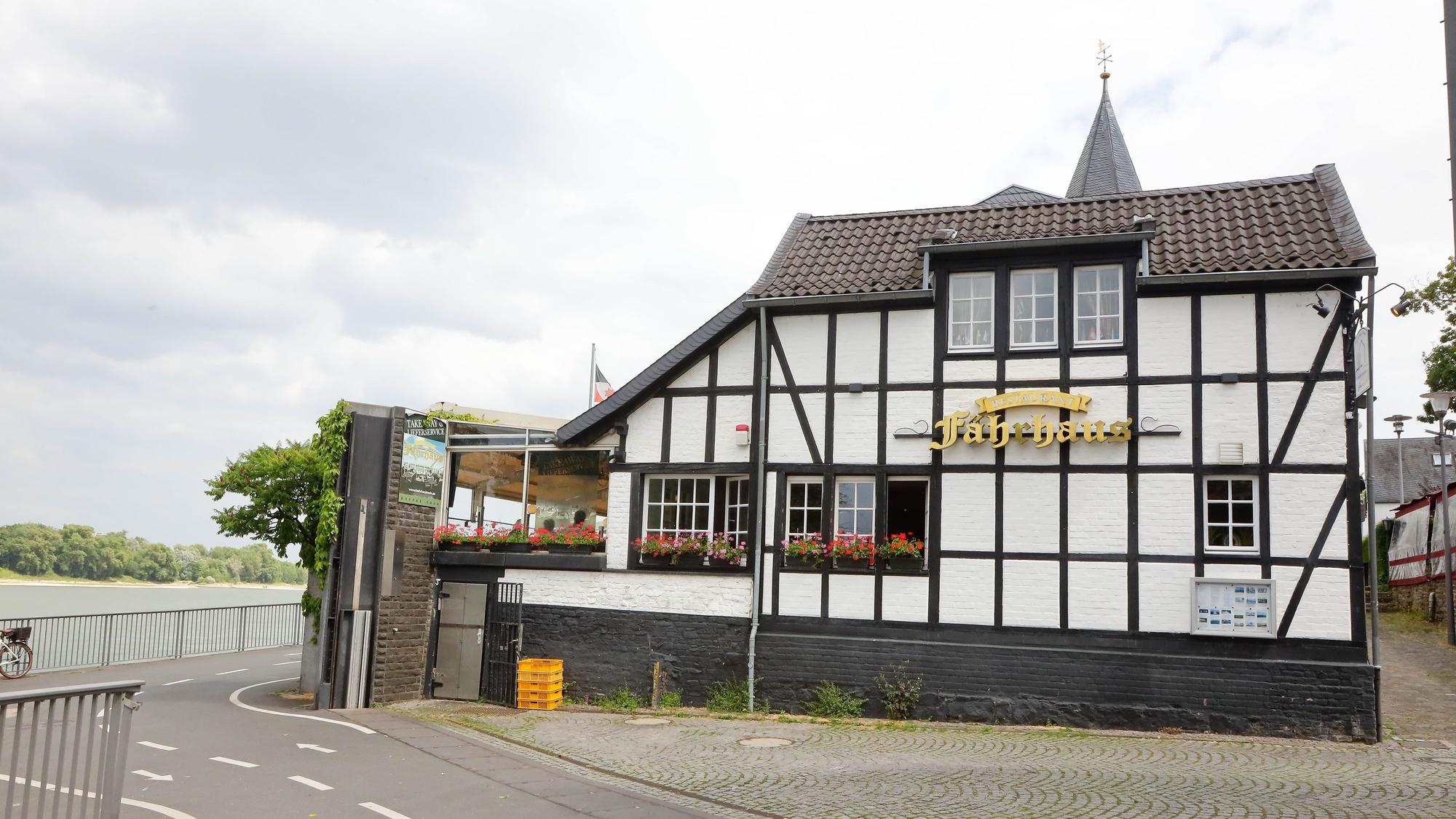 Hier kommen viele Spaziergänger oder Radfahrende vorbei: das Fährhaus in Rodenkirchen. (Archivbild)