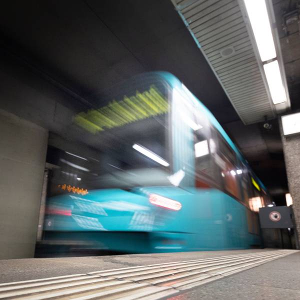 Eine U-Bahn fotografiert beim Ein- oder Ausfahren mit viel Bewegungsunschärfe.