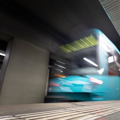 Eine U-Bahn fotografiert beim Ein- oder Ausfahren mit viel Bewegungsunschärfe.