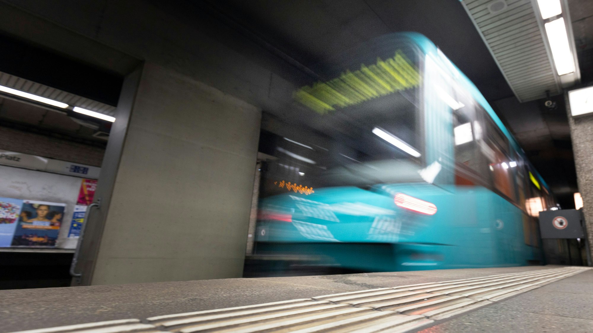 Eine U-Bahn fotografiert beim Ein- oder Ausfahren mit viel Bewegungsunschärfe.